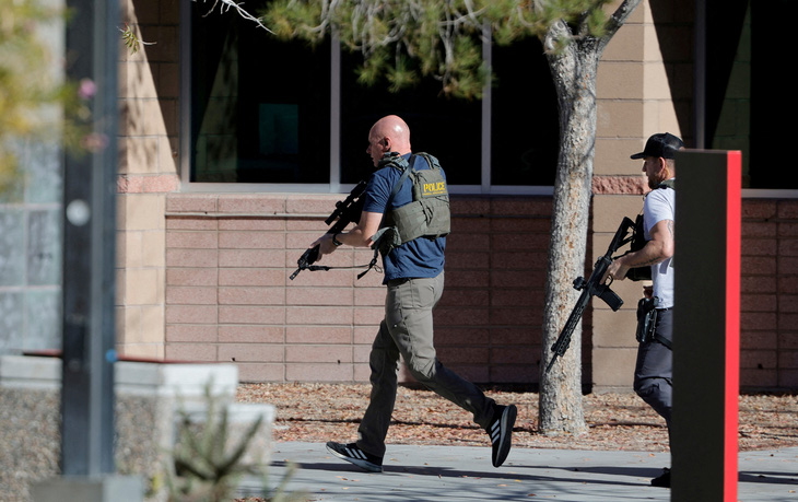 Lực lượng thực thi pháp luật Mỹ tiến vào Trường đại học Nevada, Las Vegas, ngày 6-12 sau khi nhận thông tin xả súng - Ảnh: REUTERS
