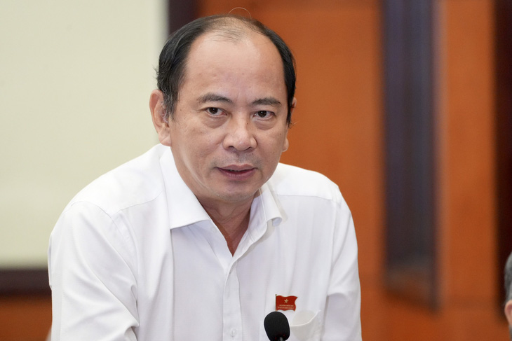 Giám đốc Sở Y tế TP.HCM Tăng Chí Thượng trả lời chất vấn - Ảnh: HỮU HẠNH 