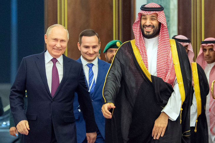 Tổng thống Nga Vladimir Putin được Thái tử Saudi Arabia Mohammed bin Salman tiếp đón ngày 6-12 - Ảnh: AFP
