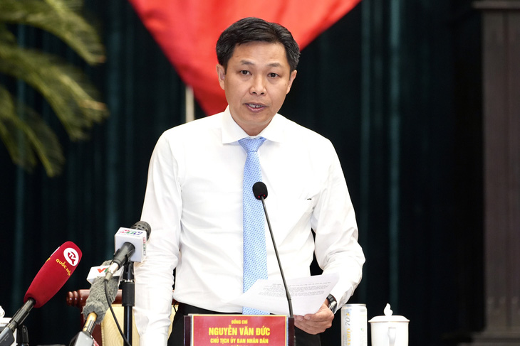 Ông Nguyễn Văn Đức, chủ tịch UBND quận 12, trả lời ý kiến đại biểu - Ảnh: HỮU HẠNH