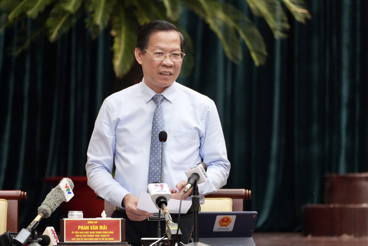 Chủ tịch UBND TP.HCM Phan Văn Mãi trả lời chất vấn - Ảnh: HỮU HẠNH