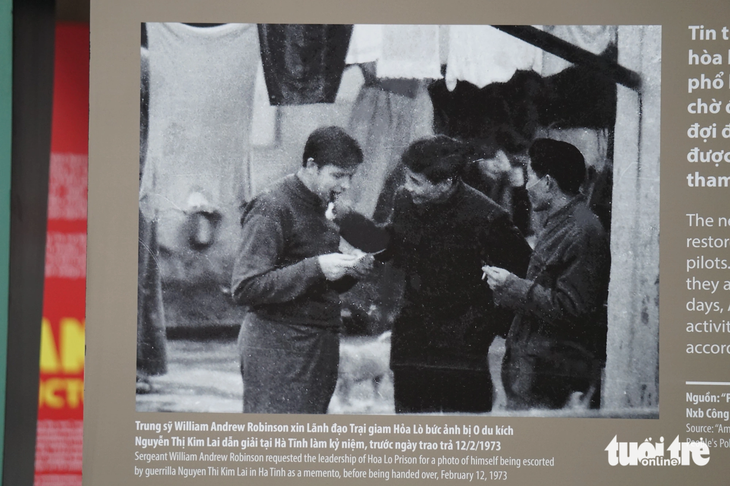 Hình ảnh trung sĩ William Andrew Robinson xin lãnh đạo trại giam Hỏa Lò bức ảnh chụp ông bị O du kích Nguyễn Thị Kim Lai dẫn giải tại Hà Tĩnh làm kỷ niệm được trưng bày - Ảnh: T.ĐIỂU chụp lại