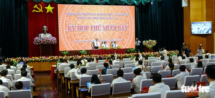 Đại biểu HĐND tỉnh Bà Rịa - Vũng Tàu biểu quyết lấy phiếu tín nhiệm sáng 7-12 - Ảnh: ĐÔNG HÀ  