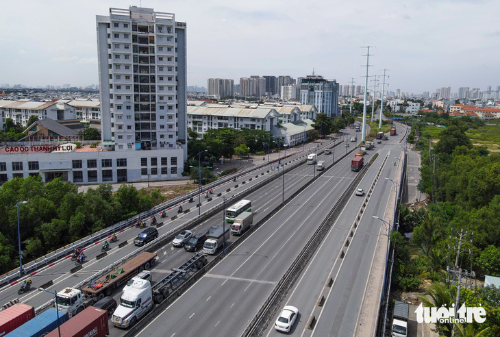 Đường Nguyễn Thị Định hướng từ cầu Giồng Ông Tố đi cảng Cát Lái  (khu vực cầu Mỹ Thủy, TP Thủ Đức) - Ảnh: CHÂU TUẤN