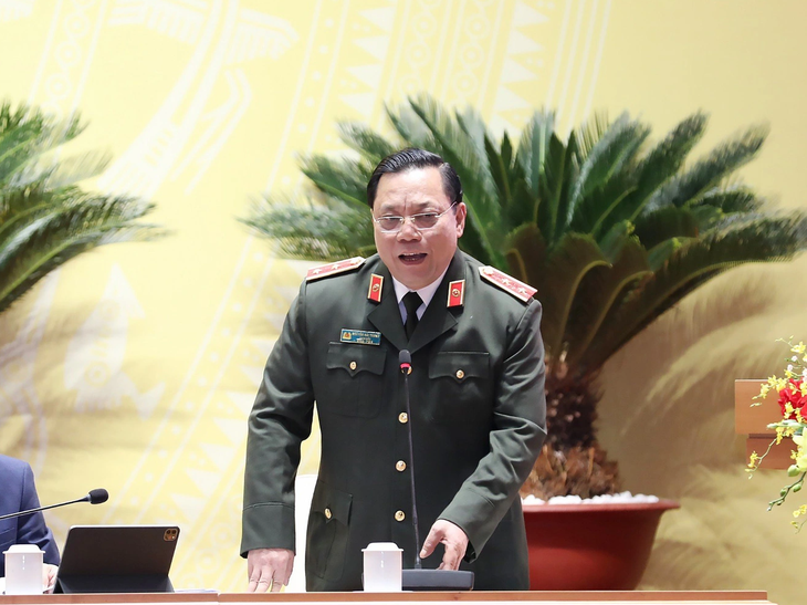 Giám đốc Công an TP Hà Nội Nguyễn Hải Trung trả lời chất vấn - Ảnh: QUANG VIỄN