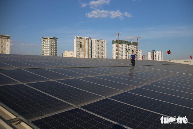 Nhiều dự án điện mặt trời lắp đặt để tự dùng hết công suất phát cho công trình, nhà máy bên dưới - Ảnh: NGỌC HIỂN