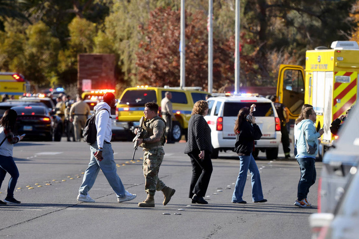 Cảnh sát kiểm tra những người trong khuôn viên Đại học Nevada, Las Vegas, sau vụ xả súng - Ảnh: CN
