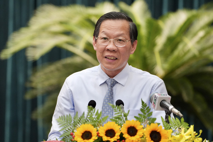 Chủ tịch UBND TP.HCM Phan Văn Mãi báo cáo trước phiên chất vấn - Ảnh: HỮU HẠNH 