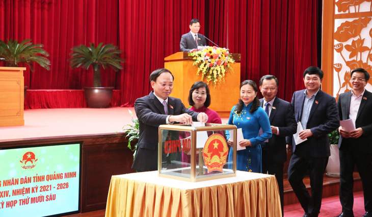 Các đại biểu tỉnh Quảng Ninh bỏ phiếu tín nhiệm đối với 27 chức danh do HĐND tỉnh bầu - Ảnh: Đ.PHƯƠNG