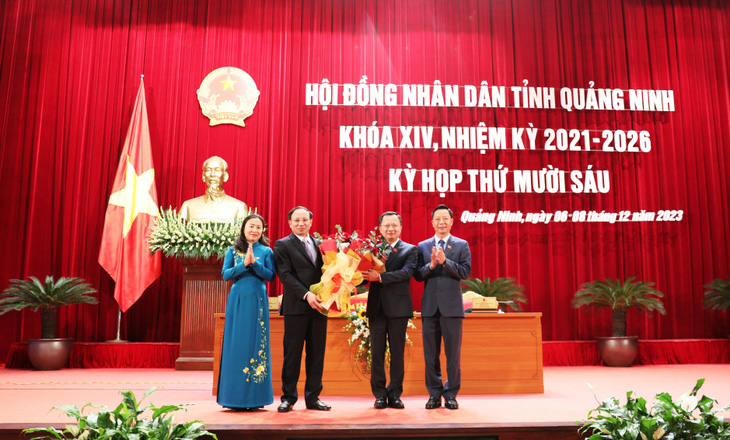 Bí thư Tỉnh ủy Quảng Ninh Nguyễn Xuân Ký (bên trái) tặng hoa chúc mừng ông Cao Tường Huy được bầu làm chủ tịch UBND tỉnh nhiệm kỳ 2021-2026 - Ảnh: Đ.PHƯƠNG