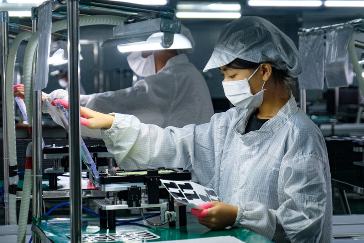 Công nhân sản xuất linh kiện điện thoại thông minh tại một nhà máy ở tỉnh Bắc Ninh - Ảnh: NGUYÊN BẢO