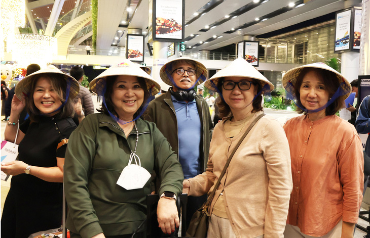 Các hành khách vui vẻ sau khi đến sân bay quốc tế Đà Nẵng - Ảnh: LÊ TRUNG