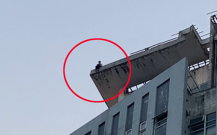 Đứng cheo leo trên đỉnh tòa nhà 27 tầng gọi điện, cả phố náo loạn