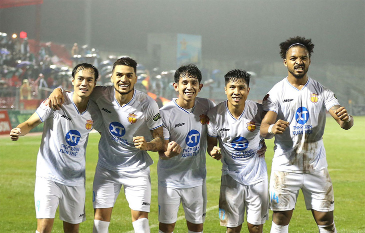 Cầu thủ Nam Định ăn mừng chiến thắng trước Hồng Lĩnh Hà Tĩnh - Ảnh: VPF