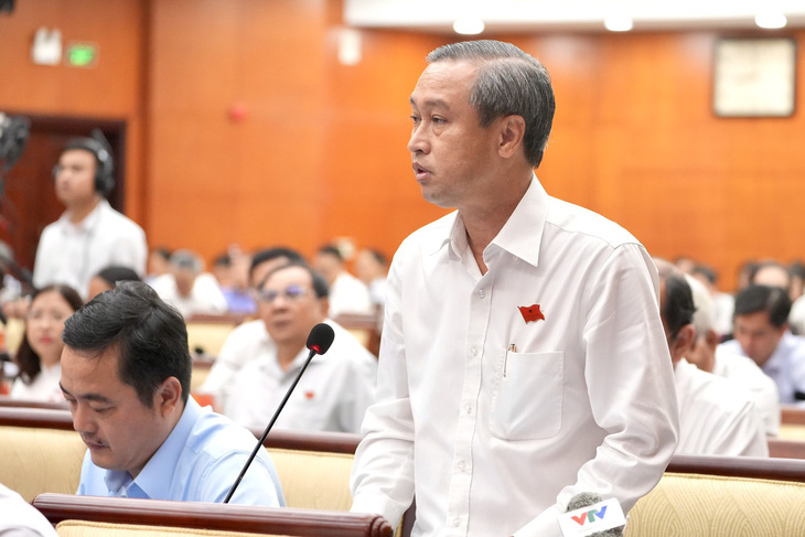 Giám đốc Sở Nội vụ TP.HCM Huỳnh Thanh Nhân trả lời ý kiến của đại biểu - Ảnh: HỮU HẠNH 