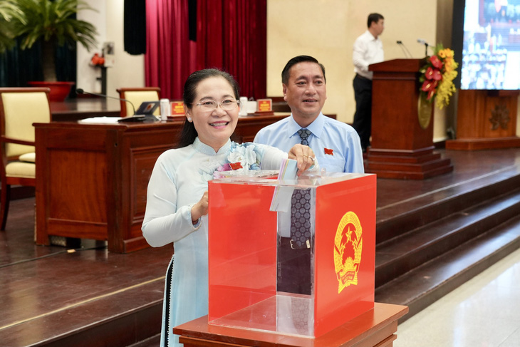 Chủ tịch HĐND TP.HCM Nguyễn Thị Lệ và Phó chủ tịch HĐND TP.HCM Phạm Thành Kiên bỏ phiếu tín nhiệm - Ảnh: HỮU HẠNH
