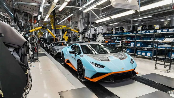 Những công nhân làm việc trong nhà máy Lamborghini vừa được tăng lương vừa được giảm giờ làm - Ảnh: Lamborghini