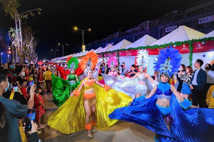 Đoàn biểu diễn carnival trình diễn dọc tuyến phố 3 Tháng 2 trong tiếng vỗ tay của người dân tại lễ hội đón Giáng sinh năm 2022