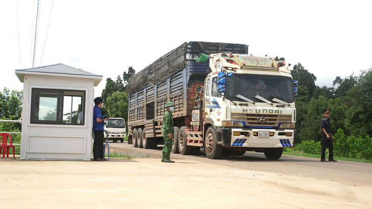 Xe vận tải tại cửa khẩu Vạc Xa, Tân Châu - Ảnh: CTV
