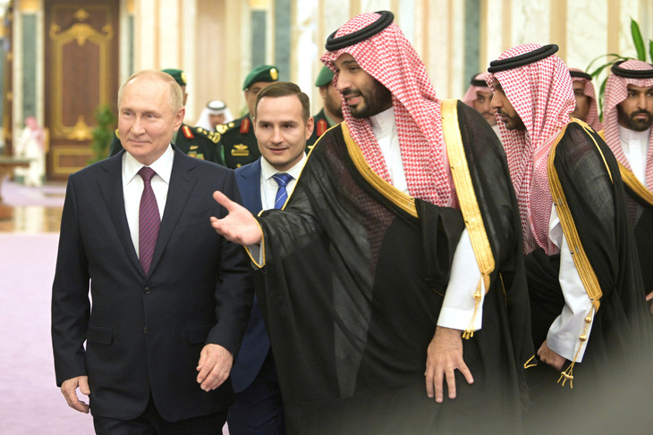 Tổng thống Nga Vladimir Putin (trái) và Thái tử Saudi Arabia Mohammed bin Salman trong một cuộc gặp ở Riyadh ngày 6-12 - Ảnh: REUTERS