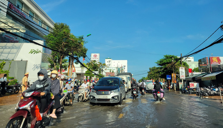Quốc lộ 91 đoạn từ km0 đến km7 thuộc quận Ninh Kiều và Bình Thủy xuống cấp, chật hẹp và thường xuyên ngập nước, kẹt xe - Ảnh: CHÍ QUỐC 