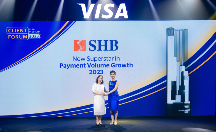Đại diện SHB nhận giải thường từ Visa - Ảnh: SHB