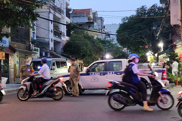 Lực lượng chức năng tạm phong tỏa một đoạn đường A4 (phường 12, quận Tân Bình) để điều tra - Ảnh: NGỌC KHẢI