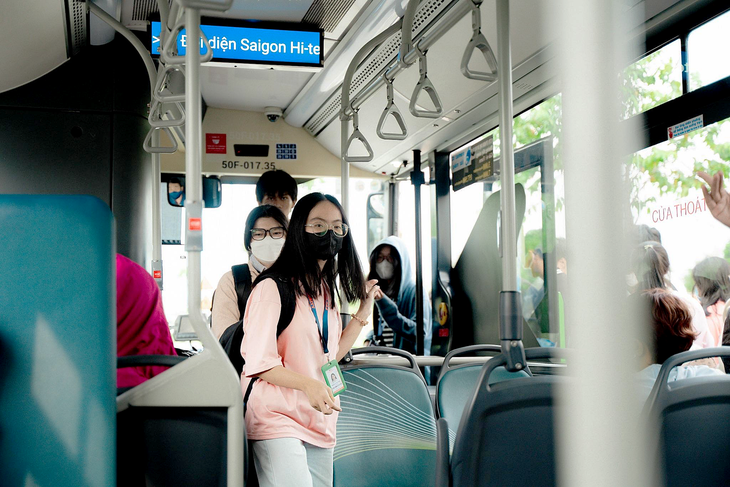 Hành khách sinh viên trên một xe buýt điện tại TP.HCM - Ảnh: THANH HIỆP