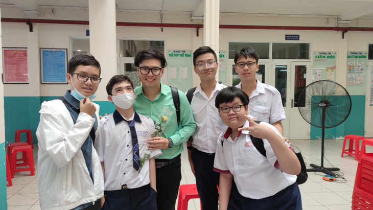 Học sinh THCS tại TP.HCM dự kiến được hỗ trợ 100% học phí. Trong ảnh là thầy trò Trường THCS Nguyễn Du, quận 1, TP.HCM - Ảnh: NVCC
