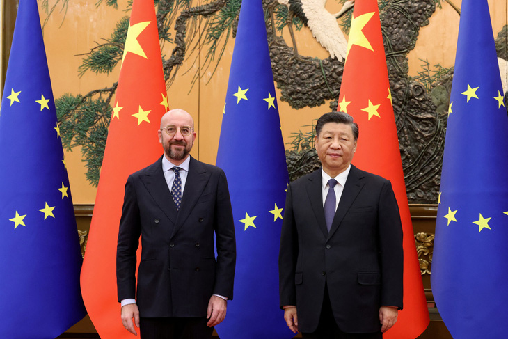 Chủ tịch Hội đồng châu Âu Charles Michel (trái) và Chủ tịch Trung Quốc Tập Cận Bình trong cuộc gặp năm 2022 - Ảnh: REUTERS