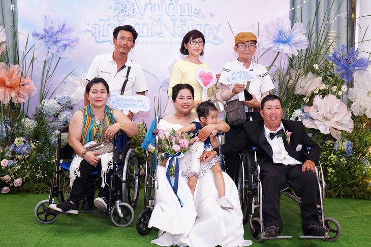 Chị Nguyễn Thị Linh Phượng rạng ngời bên anh Huỳnh Minh Phụng và gia đình - Ảnh: Vườn Trăm Năm