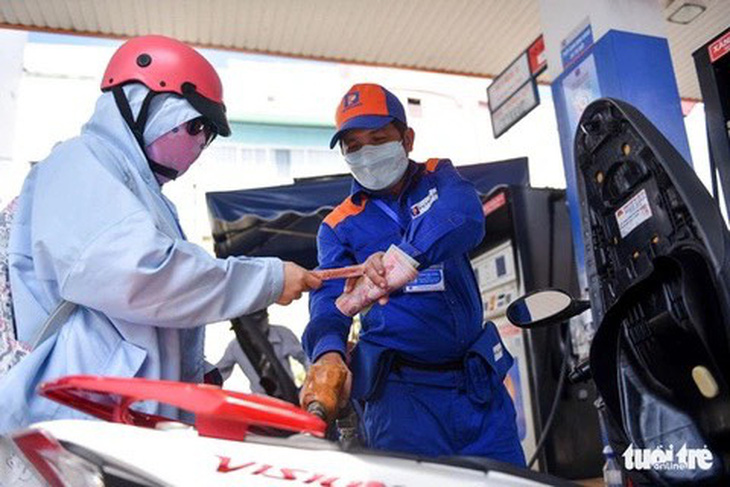 Bộ Tài chính cho rằng việc buộc cây xăng phải xuất hóa đơn từng lần bán hàng là để ngăn chặn gian lận, buôn lậu xăng dầu - Ảnh: N.PHƯỢNG