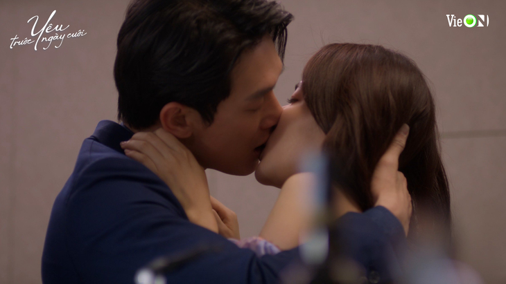Nhật Phương và Huy Hoàng trao nhau nụ hôn trong phim Yêu trước ngày cưới - Ảnh: ĐPCC