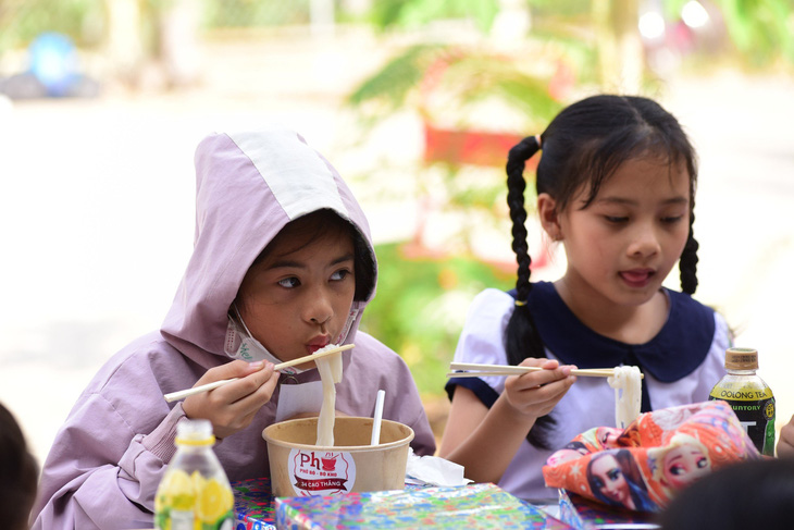 Trẻ tại ấp đảo Thiềng Liềng (huyện Cần Giờ, TP.HCM) thưởng thức những tô phở thơm ngon - Ảnh: DUYÊN PHAN