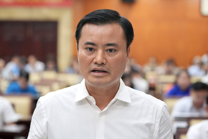 Phó chủ tịch UBND TP.HCM Bùi Xuân Cường trả lời ý kiến giám sát của các đại biểu - Ảnh: HỮU HẠNH 