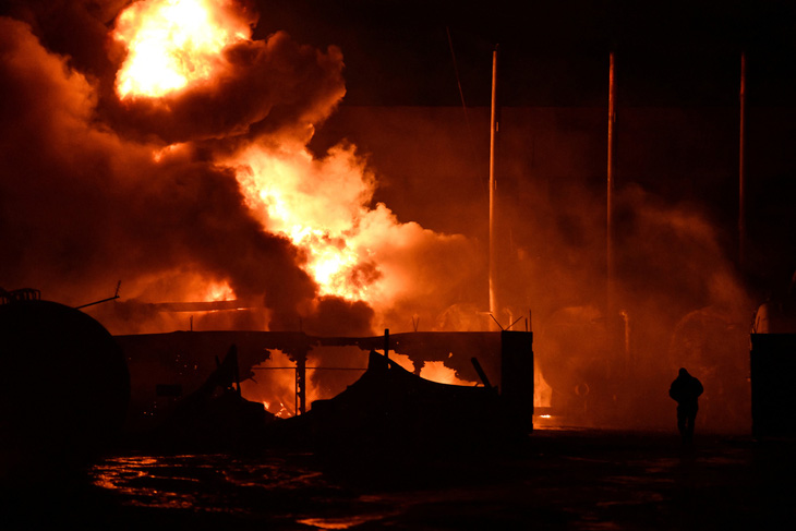 Một kho dầu bốc cháy ở khu vực Donetsk tại miền đông Ukraine ngày 6-12 - Ảnh: REUTERS