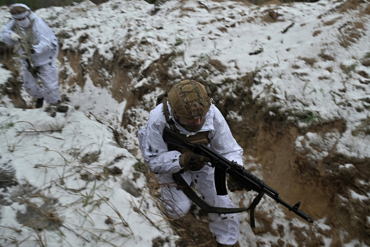 Các binh sĩ Ukraine tập luyện ở khu vực Kharkov ngày 1-12 - Ảnh: AFP