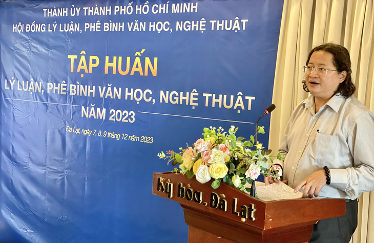 Ông Nguyễn Minh Nhựt - vụ trưởng Vụ Văn hóa - Văn nghệ, Ban Tuyên giáo Trung ương, trao đổi chuyên đề tại hội nghị - Ảnh: VŨ HẢI SƠN