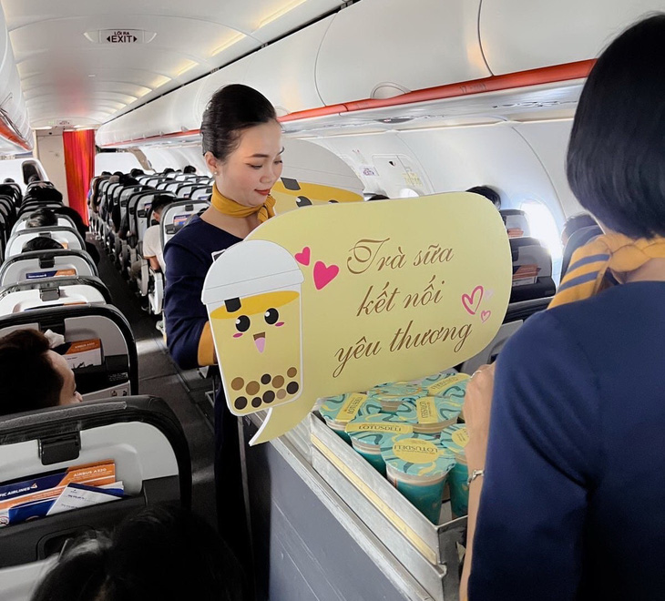 Pacific Airlines bán trà sữa trên máy bay để tăng thêm doanh thu - Ảnh: BL