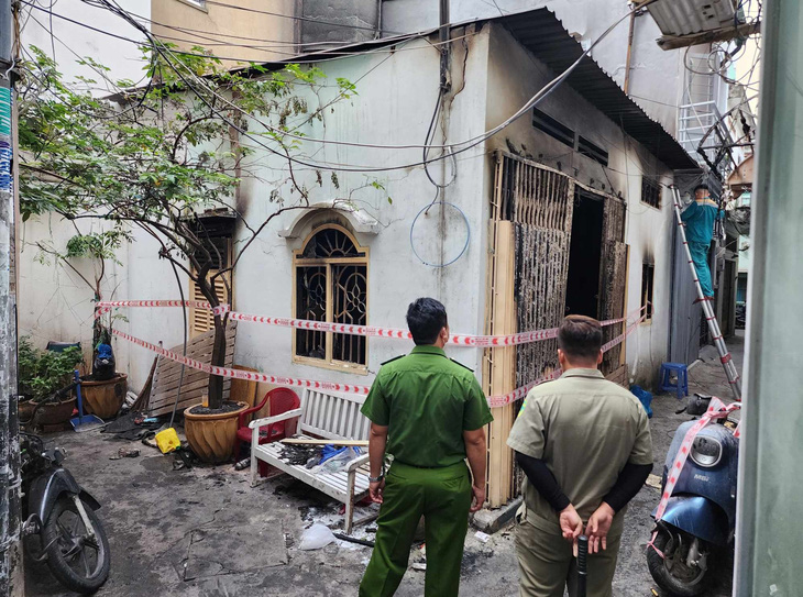 Căn nhà mà người đàn ông đốt, sau đó cầm dao chạy sang nhà hàng xóm cố thủ - Ảnh: MINH HÒA