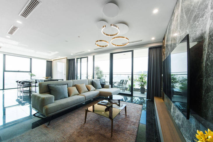 Các căn hộ tại Sunshine Golden River được bài trí trang nhã, tối giản nhưng tinh tế với ngôn ngữ thiết kế hiện đại, mang đến cảm giác phóng khoáng, chất sống nghỉ dưỡng cao cấp với tầm view &quot;panorama&quot; đắt giá và mật độ thoáng chỉ từ 6 - 8 căn/sàn.