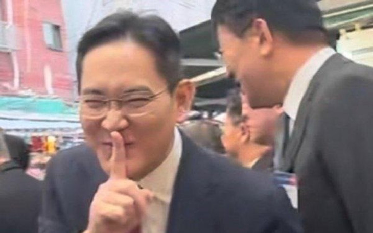 Khoảnh khắc chủ tịch Samsung cười gây bão mạng