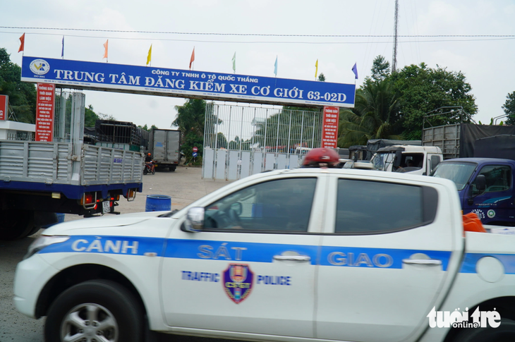 Trung tâm đăng kiểm xe cơ giới 63-02D (xã Tam Hiệp, huyện Châu Thành, tỉnh Tiền Giang) mỗi ngày có trên dưới 100 chiếc xe đến đây để đăng kiểm - Ảnh: MẬU TRƯỜNG