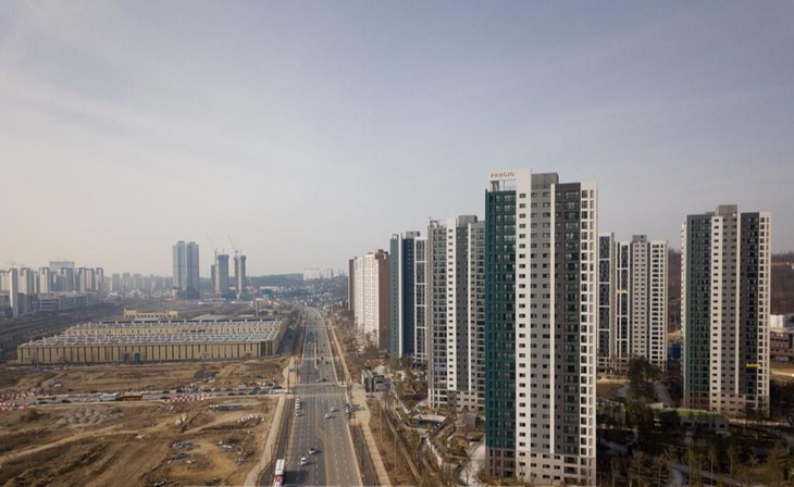 Một công trường xây dựng chung cư ở phía bắc thủ đô Seoul, Hàn Quốc - Ảnh: AFP
