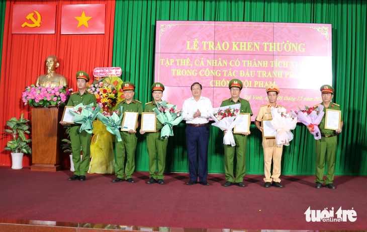 Chủ tịch UBND tỉnh Trà Vinh Lê Văn Hẳn trao thưởng cho lực lượng công an có thành tích xuất sắc trong chuyên án - Ảnh: A.X.