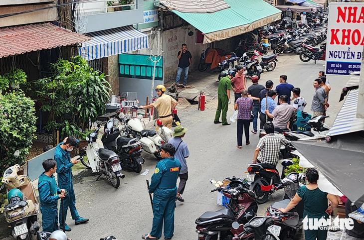 Lực lượng chức năng phong tỏa con hẻm thông ra đường Bà Hạt để khống chế người đàn ông cố thủ trong nhà - Ảnh: MINH HÒA