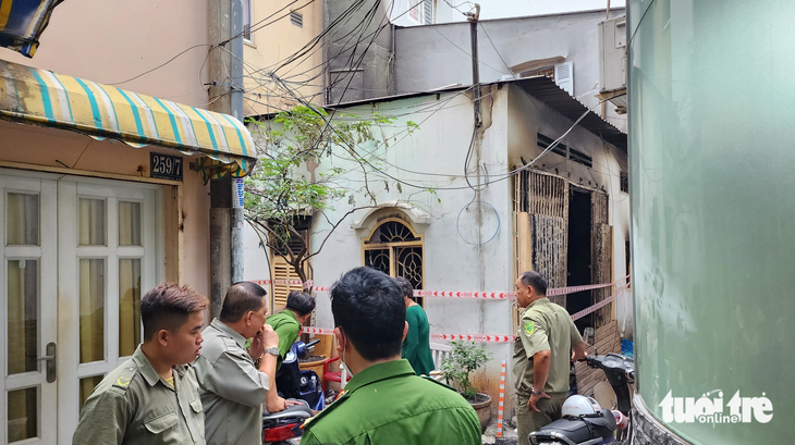 Căn nhà bị người đàn ông đốt, sau đó cầm dao qua nhà hàng xóm cố thủ - Ảnh: MINH HÒA