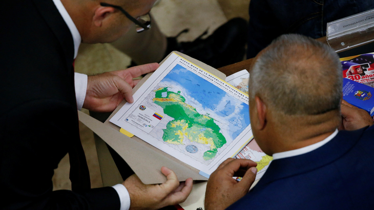 Các thành viên Quốc hội Venezuela xem bản đồ các khu vực tranh chấp với Guyana ngày 6-12, khi căng thẳng hai nước láng giềng gia tăng vì nguồn lợi từ một mỏ dầu mới - Ảnh: REUTERS