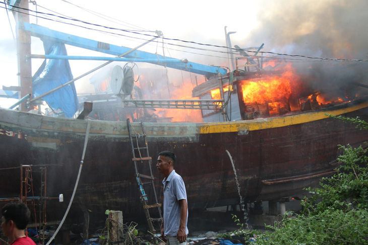 Hiện trường vụ cháy 11 tàu cá ở TP Phan Thiết, Bình Thuận do thợ hàn bất cẩn - Ảnh: ĐỨC TRONG