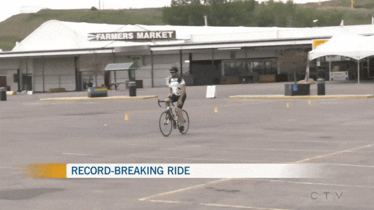 Lập kỷ lục thế giới đạp xe không dùng tay trên quãng đường dài nhất - Ảnh: CTV News
